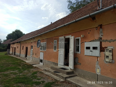 Suchý 2 izbový gazdovský dom v Gönci s ústredným kúrením