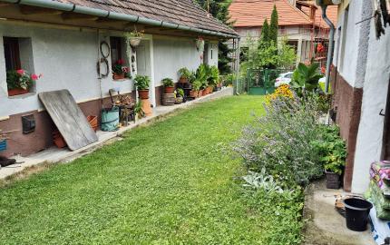 Gazdovský dom s výhľadom na hrad Füzér – 3400 m2 pozemok v objatí prírody