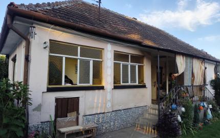 Dom v Tornyosnémeti, 2 km za hranicou