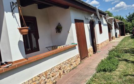 ZREKONŠTRUOVANÝ, GAZDOVSKÝ DOM S GÁNKOM v Méra, Maďarsko