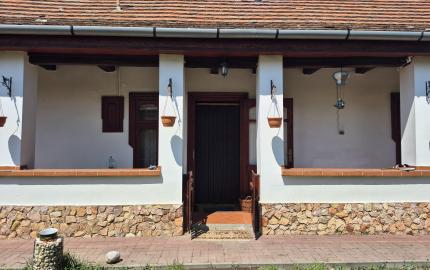 ZREKONŠTRUOVANÝ, GAZDOVSKÝ DOM S GÁNKOM v Méra, Maďarsko