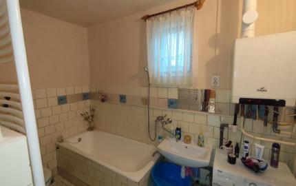 DOM S OBYTNOU ČASŤOU + PRIESTOR NA DROBNÉ PODNIKANIE V MÉRA