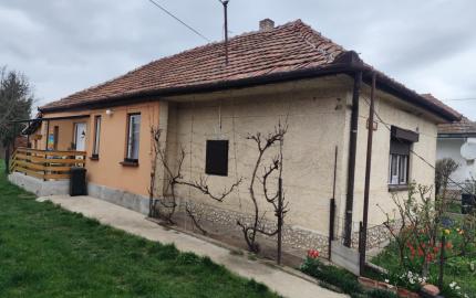 DOM S OBYTNOU ČASŤOU + PRIESTOR NA DROBNÉ PODNIKANIE V MÉRA