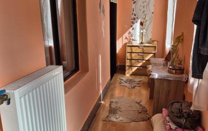 DOM S OBYTNOU ČASŤOU + PRIESTOR NA DROBNÉ PODNIKANIE V MÉRA