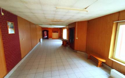 Polyfunkčná budova 3km od hranice v Hollóháza