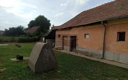 Suchý 2 izbový gazdovský dom v Gönci s ústredným kúrením