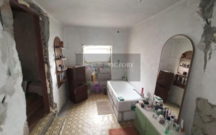 Suchý 2 izbový gazdovský dom v Gönci s ústredným kúrením