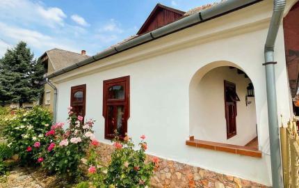 ZREKONŠTRUOVANÝ, GAZDOVSKÝ DOM S GÁNKOM v Méra, Maďarsko