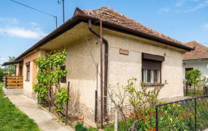 DOM S OBYTNOU ČASŤOU + PRIESTOR NA DROBNÉ PODNIKANIE V MÉRA