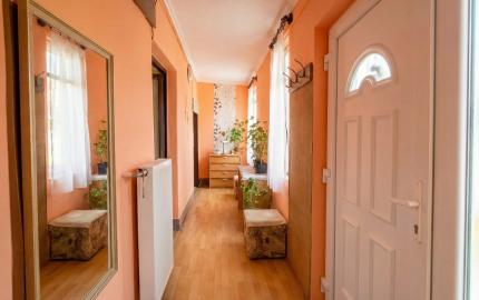 DOM S OBYTNOU ČASŤOU + PRIESTOR NA DROBNÉ PODNIKANIE V MÉRA