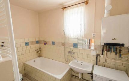 DOM S OBYTNOU ČASŤOU + PRIESTOR NA DROBNÉ PODNIKANIE V MÉRA