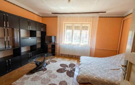 DOM S OBYTNOU ČASŤOU + PRIESTOR NA DROBNÉ PODNIKANIE V MÉRA