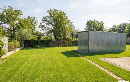 DOM S OBYTNOU ČASŤOU + PRIESTOR NA DROBNÉ PODNIKANIE V MÉRA