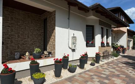 ELEGANTNÉ & NADČASOVÉ - DVOJGENERAČNÝ DOM LEN 25 KM OD KOŠÍC –SÚKROMIE A KOMFORT BEZ KOMPROMISOV