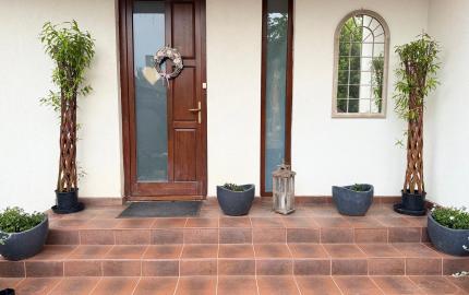 ELEGANTNÉ & NADČASOVÉ - DVOJGENERAČNÝ DOM LEN 25 KM OD KOŠÍC –SÚKROMIE A KOMFORT BEZ KOMPROMISOV