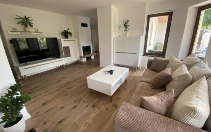 ELEGANTNÉ & NADČASOVÉ - DVOJGENERAČNÝ DOM LEN 25 KM OD KOŠÍC –SÚKROMIE A KOMFORT BEZ KOMPROMISOV