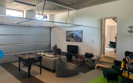 ELEGANTNÉ & NADČASOVÉ - DVOJGENERAČNÝ DOM LEN 25 KM OD KOŠÍC –SÚKROMIE A KOMFORT BEZ KOMPROMISOV