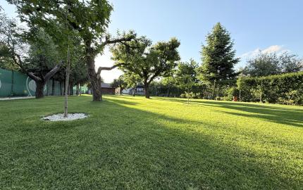 ELEGANTNÉ & NADČASOVÉ - DVOJGENERAČNÝ DOM LEN 25 KM OD KOŠÍC –SÚKROMIE A KOMFORT BEZ KOMPROMISOV