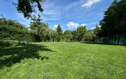 ELEGANTNÉ & NADČASOVÉ - DVOJGENERAČNÝ DOM LEN 25 KM OD KOŠÍC –SÚKROMIE A KOMFORT BEZ KOMPROMISOV