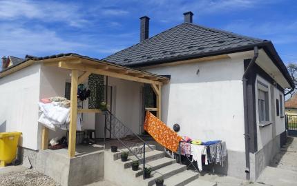 VYNIKAJÚCI 2,5-izb. DOM V MÉRE – PO REKONŠTRUKCII