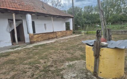 MALÝ KAMENNÝ DOM V HERNÁDCÉCE, MAĎARSKO – VEĽKÝ ROVNÝ POZEMOK 1 454 m²