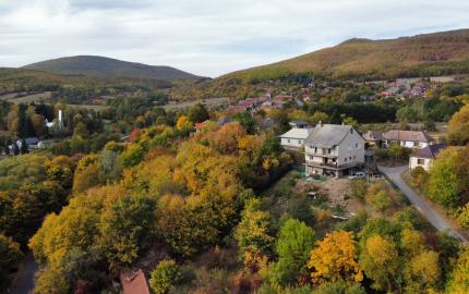 Poschodový RD, 2 kúpeľne, garáž - v objatí prírody HOLLÓHÁZA