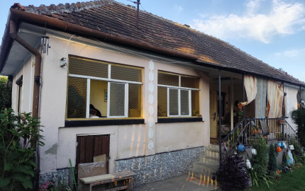 Dom v Tornyosnémeti, 2 km za hranicou