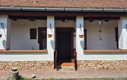 ZREKONŠTRUOVANÝ, GAZDOVSKÝ DOM S GÁNKOM v Méra, Maďarsko