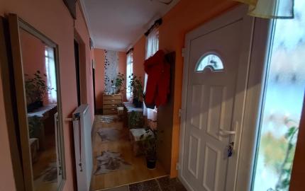 DOM S OBYTNOU ČASŤOU + PRIESTOR NA DROBNÉ PODNIKANIE V MÉRA
