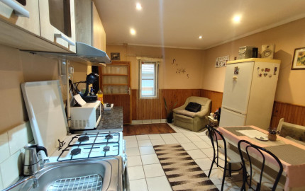 DOM S OBYTNOU ČASŤOU + PRIESTOR NA DROBNÉ PODNIKANIE V MÉRA