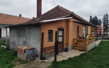 DOM S OBYTNOU ČASŤOU + PRIESTOR NA DROBNÉ PODNIKANIE V MÉRA