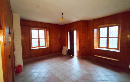 Polyfunkčná budova 3km od hranice v Hollóháza