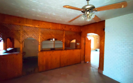 Polyfunkčná budova 3km od hranice v Hollóháza