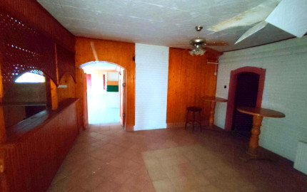 Polyfunkčná budova 3km od hranice v Hollóháza