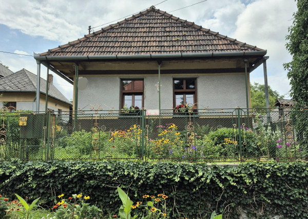 Gazdovský dom s výhľadom na hrad Füzér – 3400 m2 pozemok v objatí prírody