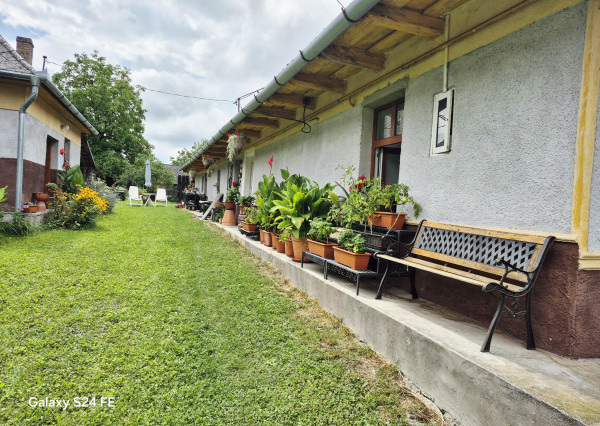 Gazdovský dom s výhľadom na hrad Füzér – 3400 m2 pozemok v objatí prírody