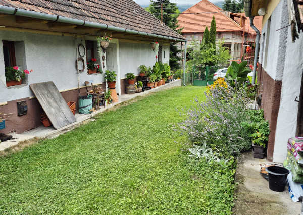 Gazdovský dom s výhľadom na hrad Füzér – 3400 m2 pozemok v objatí prírody