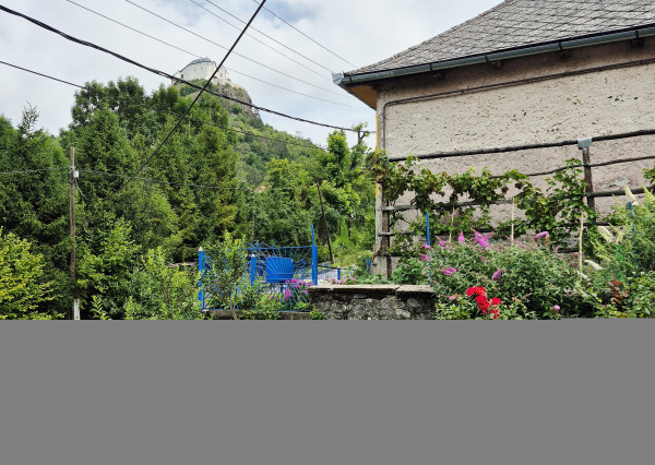 Gazdovský dom s výhľadom na hrad Füzér – 3400 m2 pozemok v objatí prírody