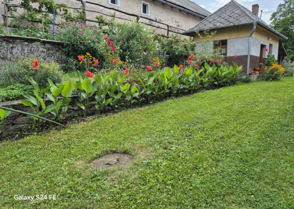 Gazdovský dom s výhľadom na hrad Füzér – 3400 m2 pozemok v objatí prírody