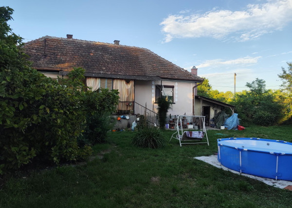 Dom v Tornyosnémeti, 2 km za hranicou