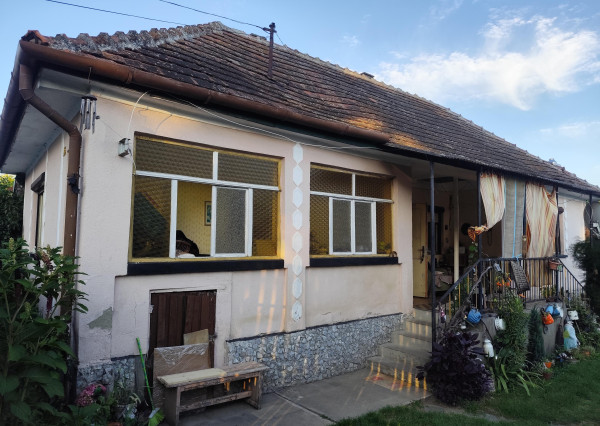 Dom v Tornyosnémeti, 2 km za hranicou