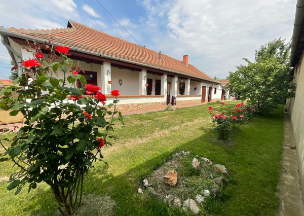 ZREKONŠTRUOVANÝ, GAZDOVSKÝ DOM S GÁNKOM v Méra, Maďarsko