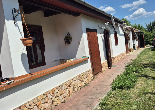 ZREKONŠTRUOVANÝ, GAZDOVSKÝ DOM S GÁNKOM v Méra, Maďarsko