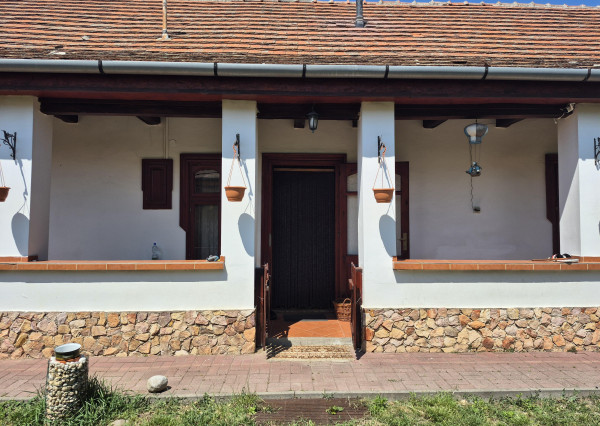 ZREKONŠTRUOVANÝ, GAZDOVSKÝ DOM S GÁNKOM v Méra, Maďarsko