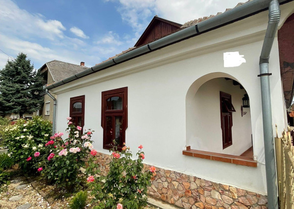 ZREKONŠTRUOVANÝ, GAZDOVSKÝ DOM S GÁNKOM v Méra, Maďarsko