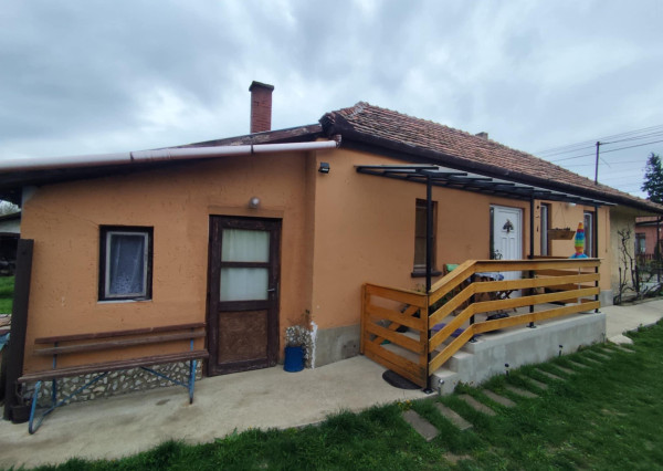 DOM S OBYTNOU ČASŤOU + PRIESTOR NA DROBNÉ PODNIKANIE V MÉRA