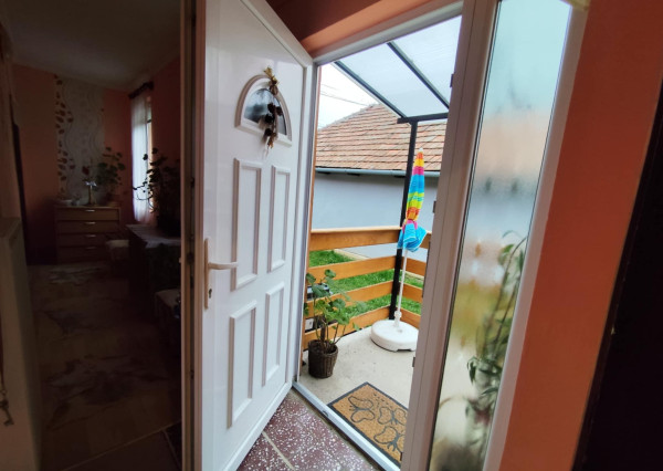 DOM S OBYTNOU ČASŤOU + PRIESTOR NA DROBNÉ PODNIKANIE V MÉRA