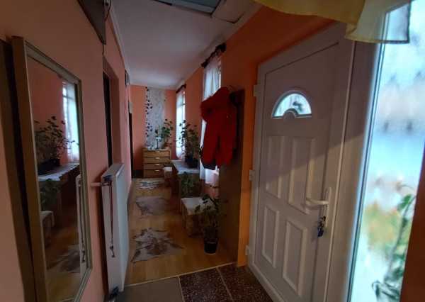 DOM S OBYTNOU ČASŤOU + PRIESTOR NA DROBNÉ PODNIKANIE V MÉRA