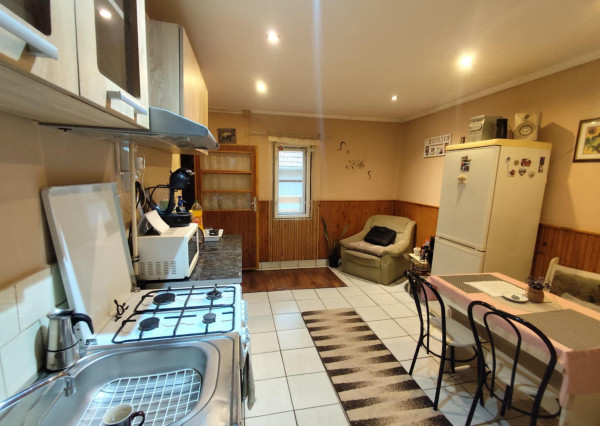 DOM S OBYTNOU ČASŤOU + PRIESTOR NA DROBNÉ PODNIKANIE V MÉRA