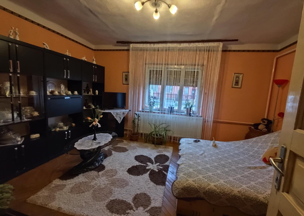 DOM S OBYTNOU ČASŤOU + PRIESTOR NA DROBNÉ PODNIKANIE V MÉRA